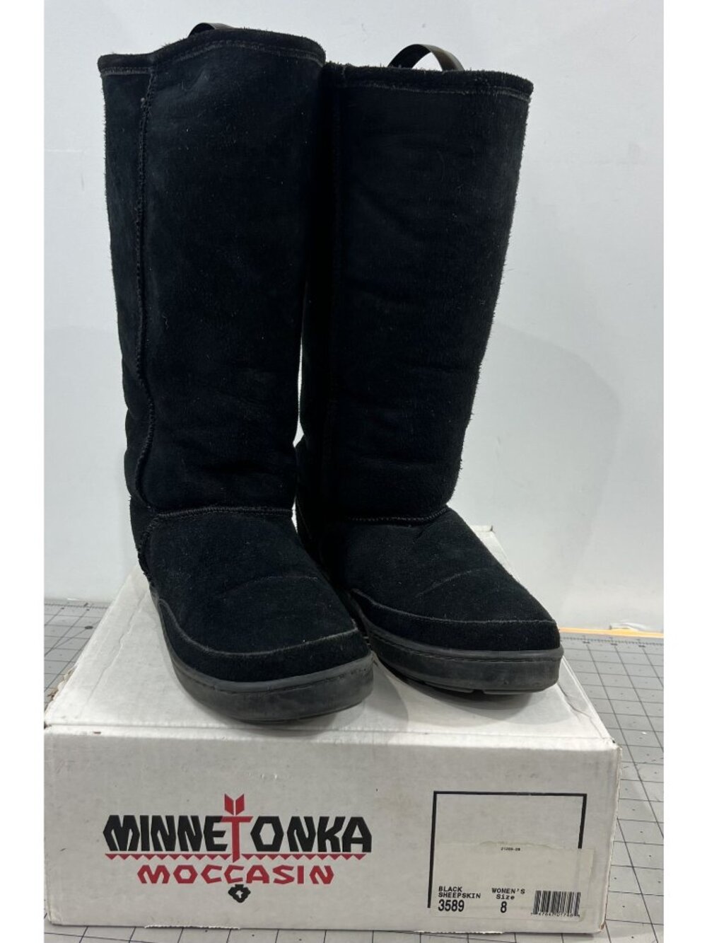 Minnetonka Black Sheepskin Tall Women's Boots Size 8 Classic Design
